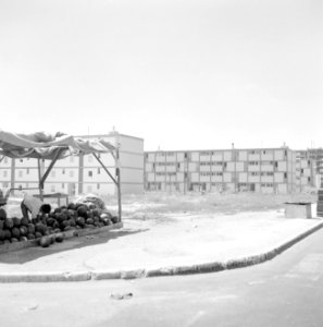 Straat met nieuwbouwflats op de voorgrond links een meloenenverkoper, Bestanddeelnr 255-2976