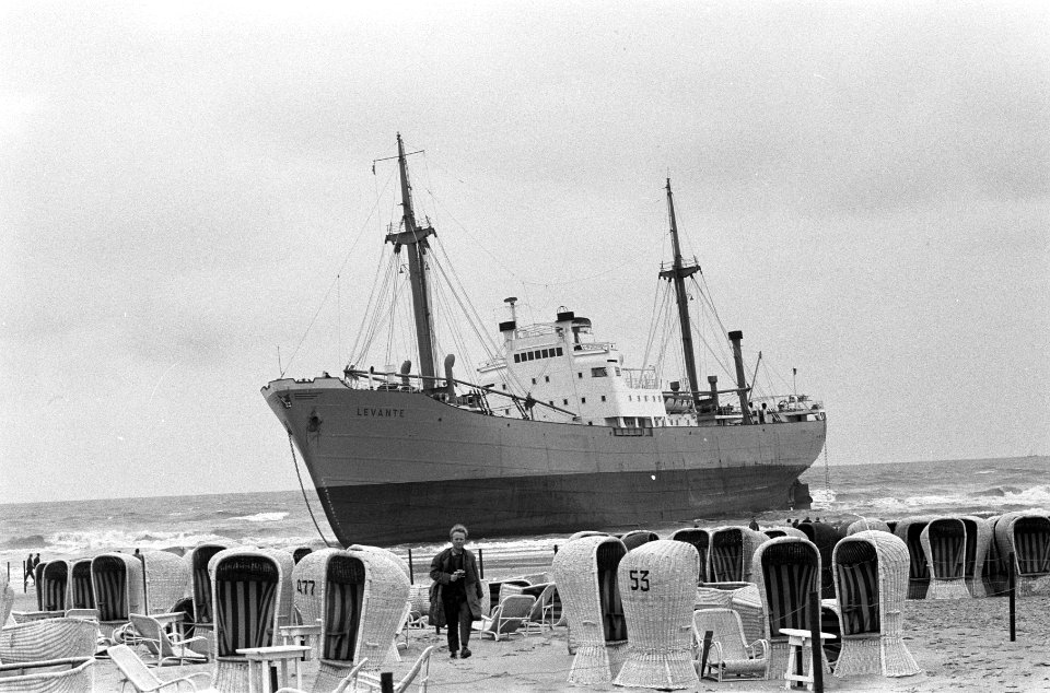 Stranding Levante op strand bij Hoek van Holland, Bestanddeelnr 912-9042