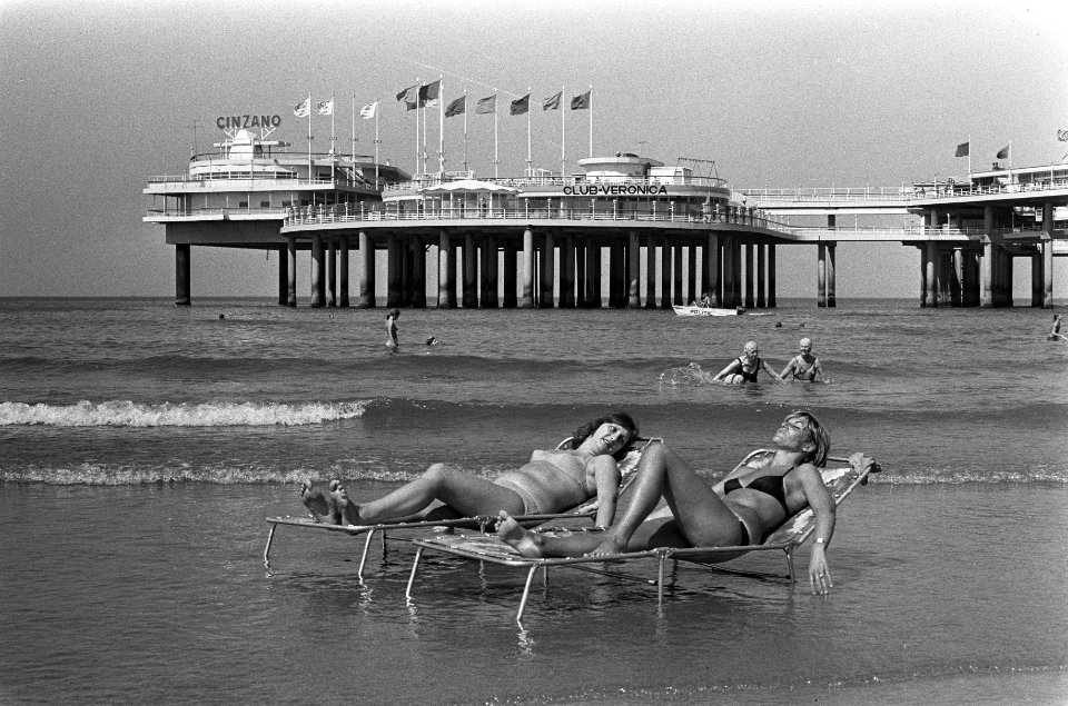 Strandleven Scheveningen, vrouwen op ligstoelen in zee, Bestanddeelnr 926-6087