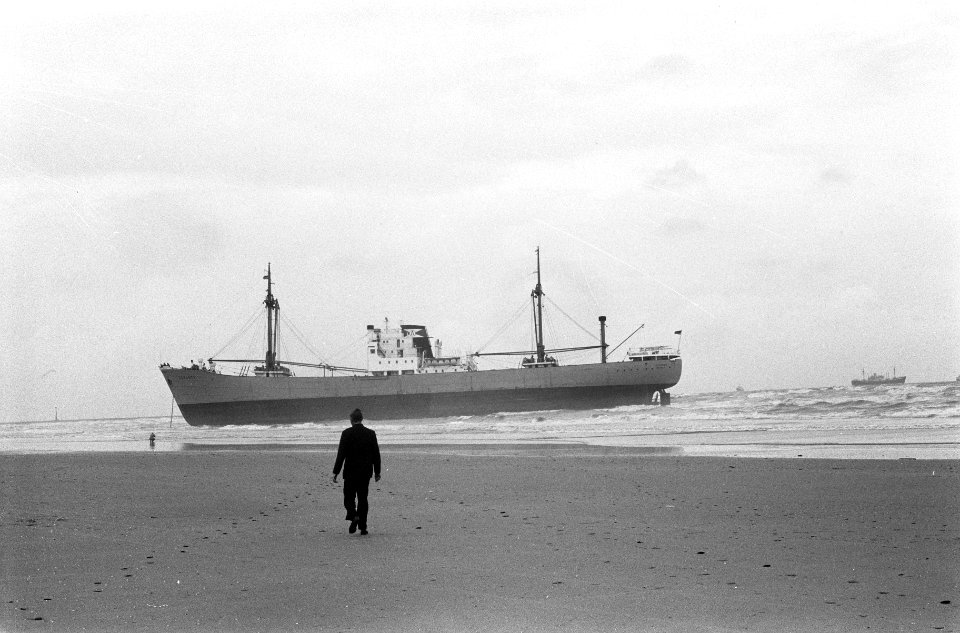 Stranding Levante op strand bij Hoek van Holland, Bestanddeelnr 912-9038