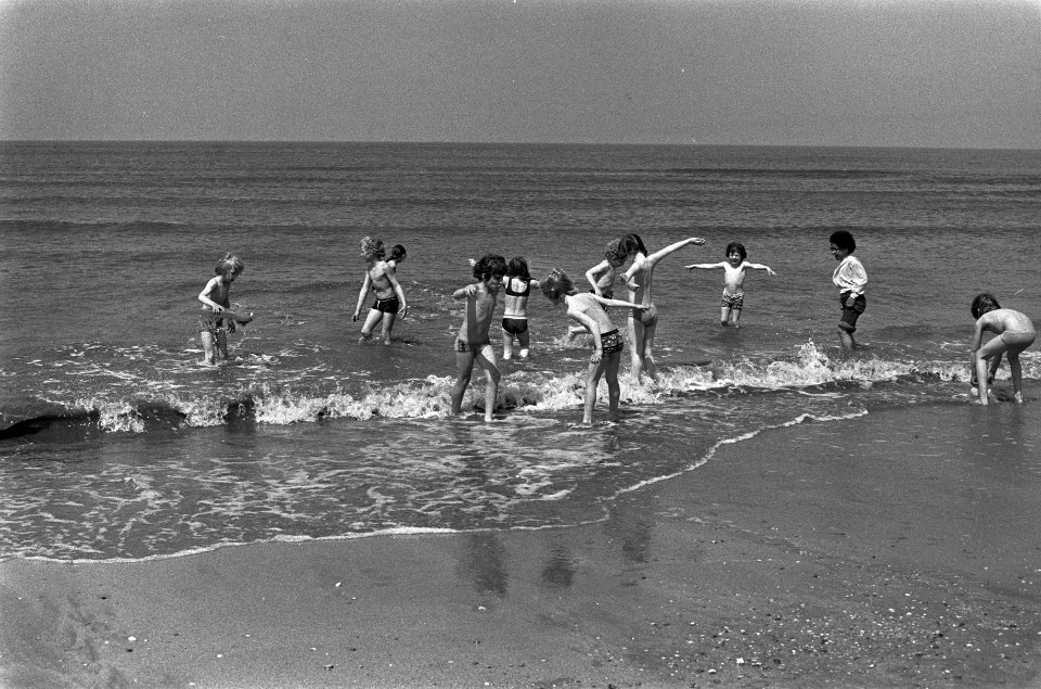 Strandleven Zandvoort, kinderen in zee, Bestanddeelnr 926-4190