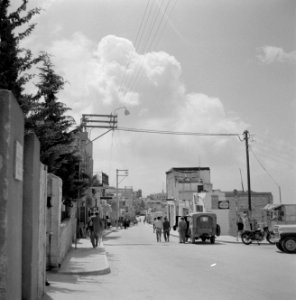 Straatbeeld in Safad (Safed) met verkeer en telefoonpalen, Bestanddeelnr 255-3996