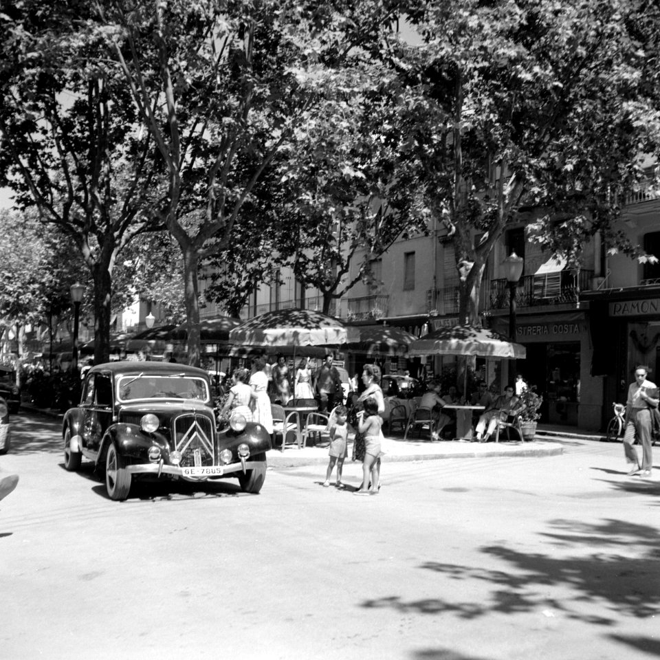 Straatbeeld met caféterasje en parkerende auto, Bestanddeelnr 254-0792