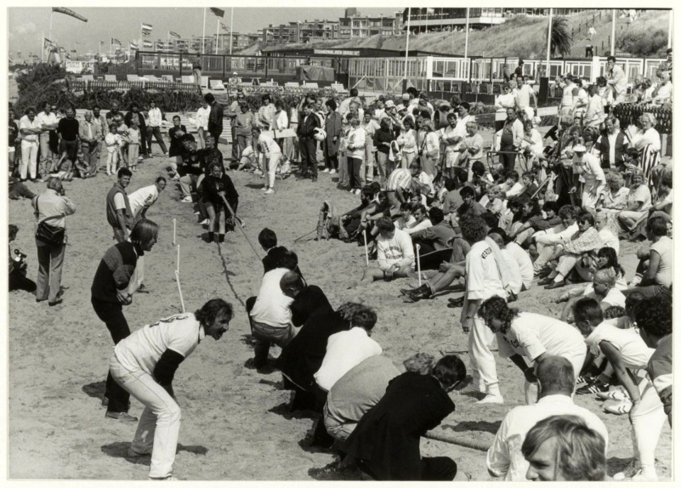 Strand bij Zandvoort kampioenschappen touwtrekken. NL-HlmNHA 54015605