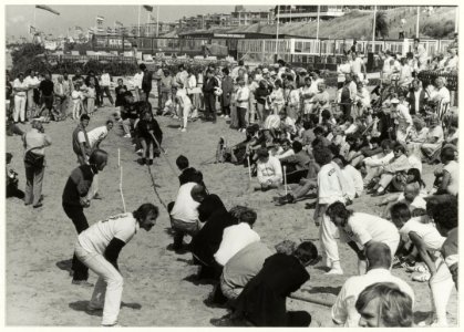 Strand bij Zandvoort kampioenschappen touwtrekken. NL-HlmNHA 54015605