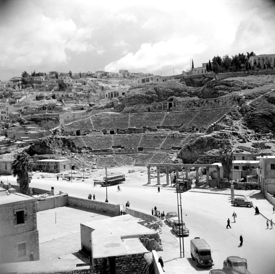 Straatbeeld met het Romeinse amphitheater, Bestanddeelnr 255-5016