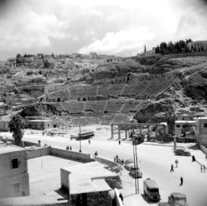Straatbeeld met het Romeinse amphitheater, Bestanddeelnr 255-5016