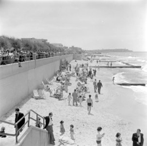 Strand bij de strandboulevard van Tel Aviv op sabbathmorgen met in de verte Jaf…, Bestanddeelnr 255-1369