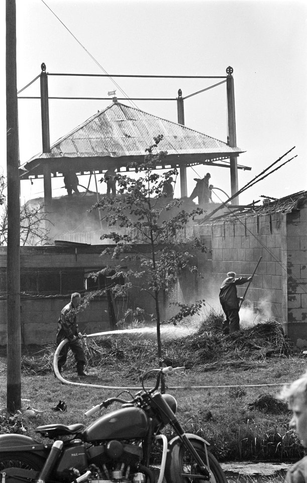 Straaljager stort neer op boerderij, voorpui van de boerderij, blussen van de ve, Bestanddeelnr 910-5401