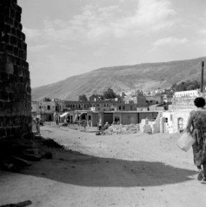Straatbeeld in Tiberias met het zicht op verschillende soorten woningen en winke, Bestanddeelnr 255-4079