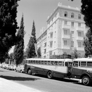 Straatbeeld met King David Hotel, auto's en touringcars ervoor aan de King David, Bestanddeelnr 255-2264