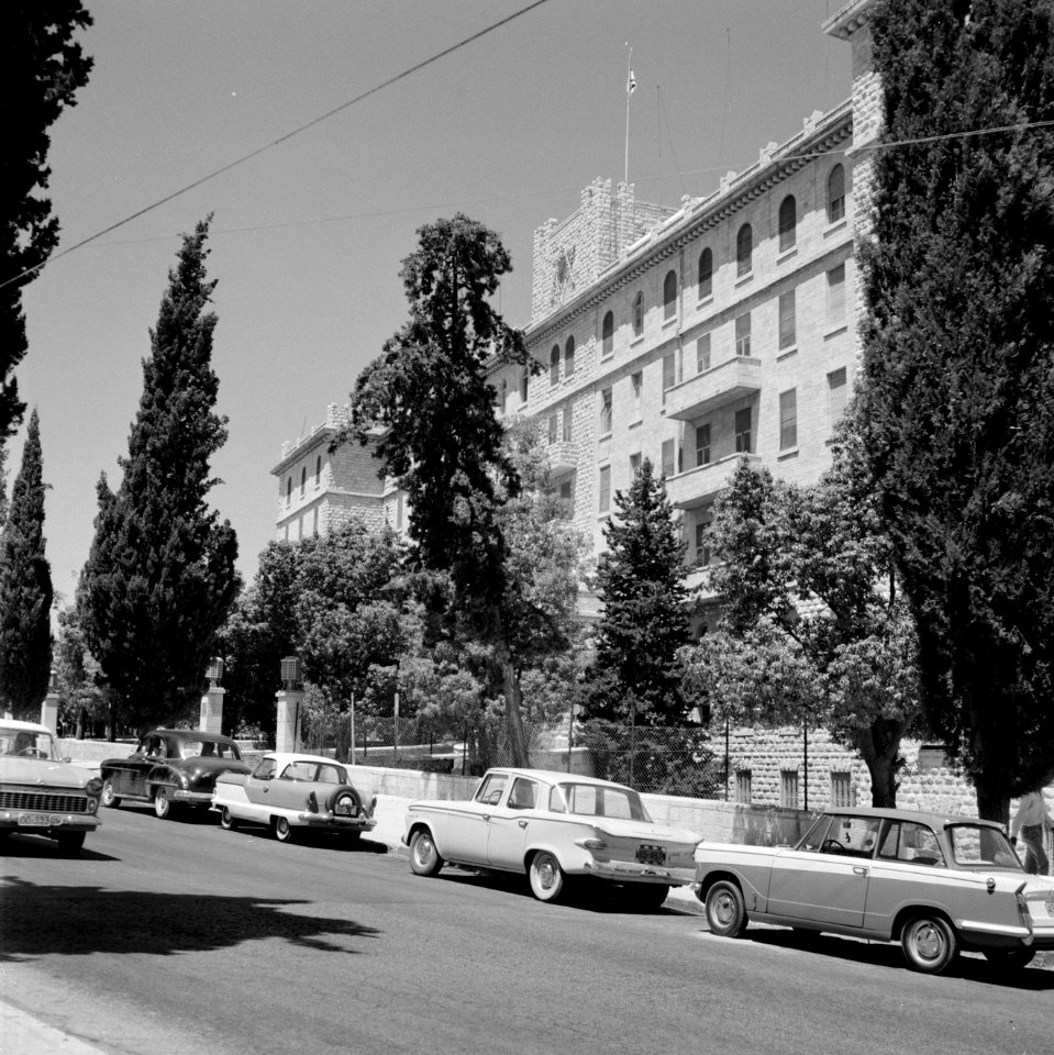 Straatbeeld met King David Hotel en auto's ervoor aan de King David Street, Bestanddeelnr 255-2263