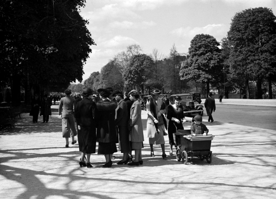 Straatbeeld met vrouwen op de voorgrond en auto's op de achtergrond, Bestanddeelnr 255-8650