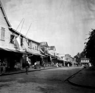 Straat in Albina in Suriname, Bestanddeelnr 252-6630