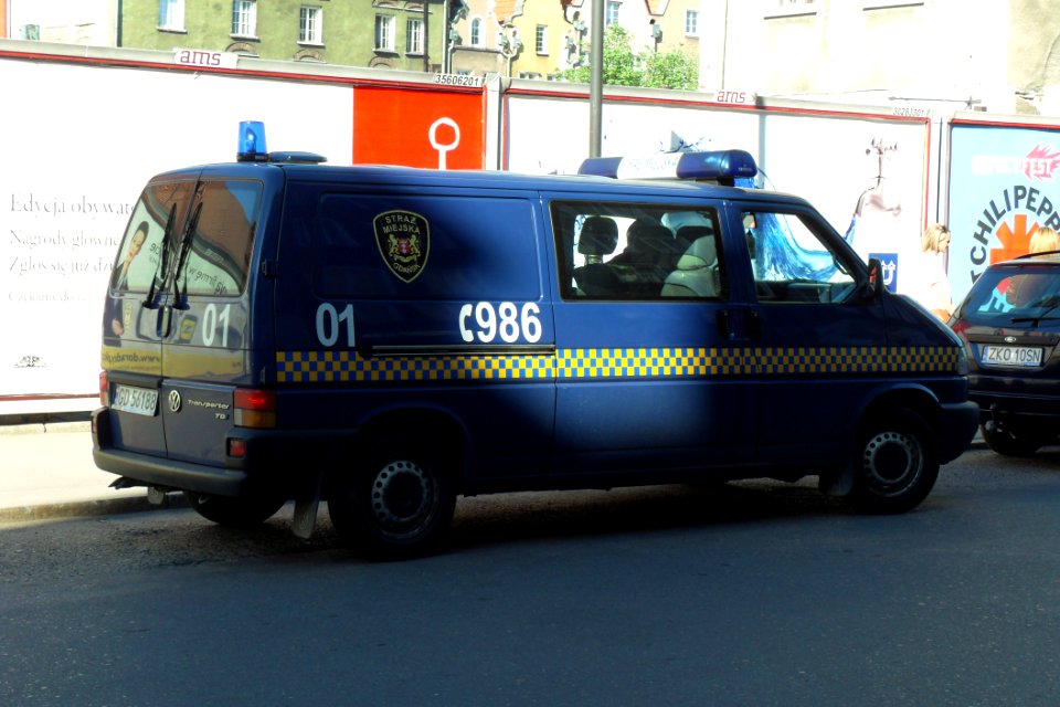 Straż Miejska VW Transporter na ulicy Szerokiej w Gdańsku