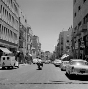 Straatbeeld met stadsverkeer (onder andere een scooter) op Ben Jehuda Street, Bestanddeelnr 255-2256