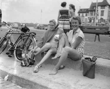 Strandleven te Scheveningen, meisjes op de boulevard, Bestanddeelnr 909-7875