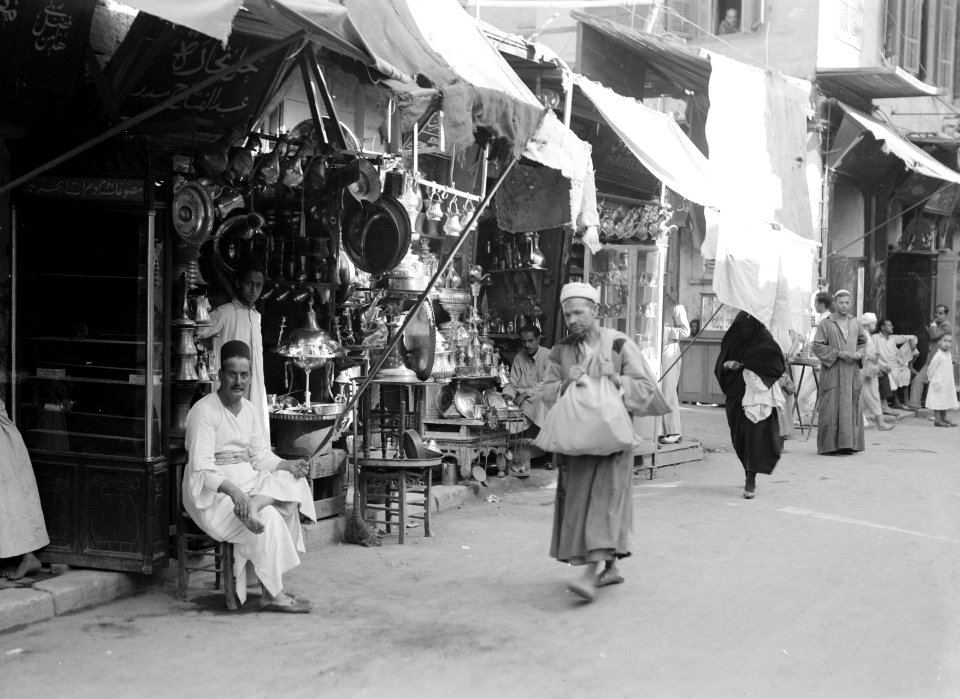 Straatbeeld met verkoper van koperwerk in de soek van Caïro, Bestanddeelnr 191-0058