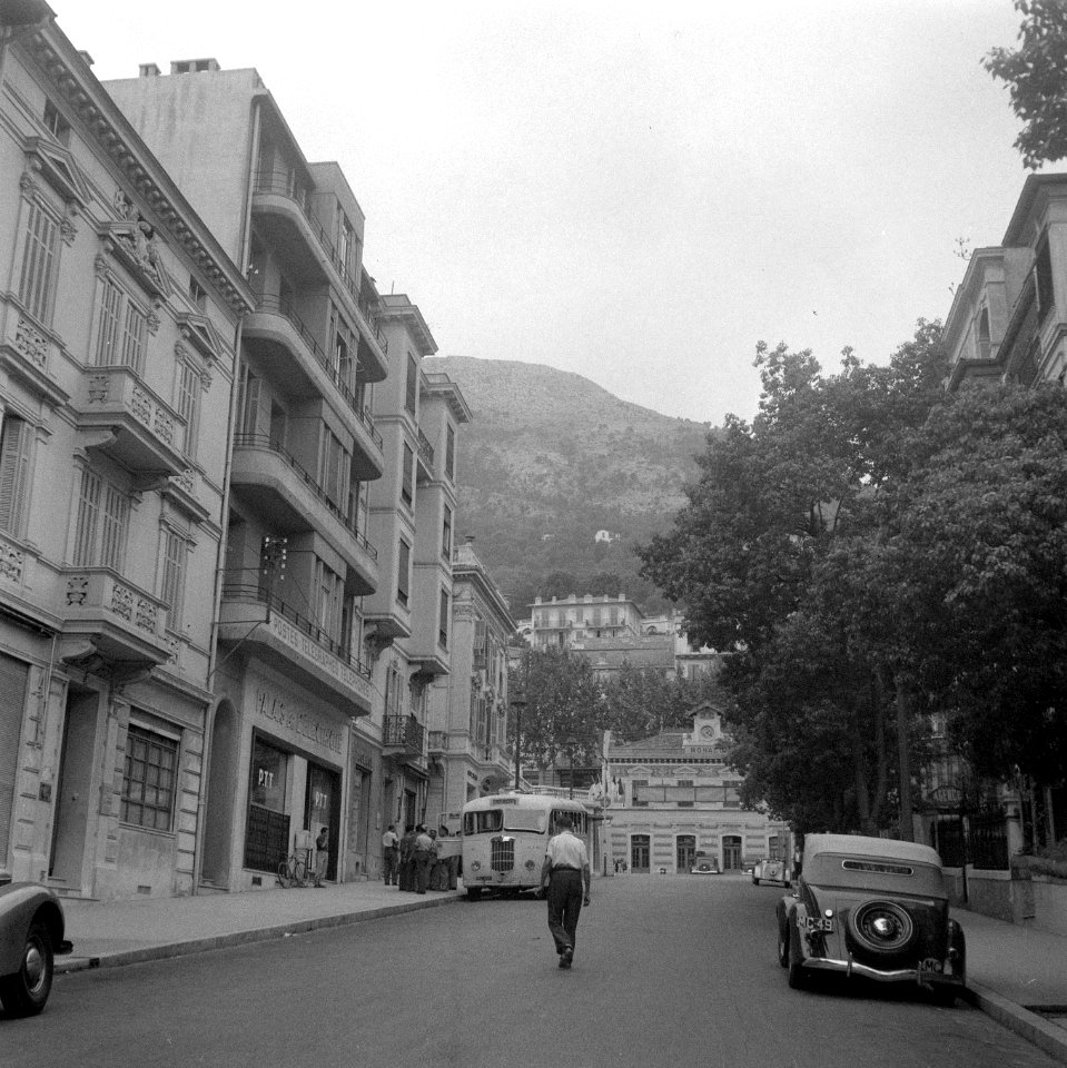 Straatbeeld Monaco met autobus, Bestanddeelnr 902-3536