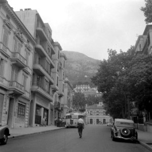 Straatbeeld Monaco met autobus, Bestanddeelnr 902-3536