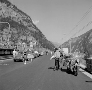 Straatbeeld met twee bromfietsers bij het station Göschenen in het Zwitserse kan, Bestanddeelnr 254-4755