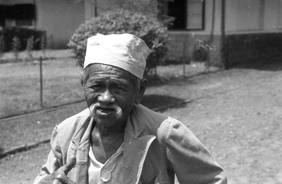 Straatbeeld Oude man, Bestanddeelnr 3457