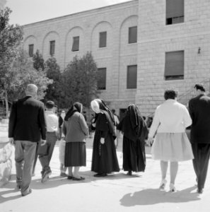 Straatbeeld met nonnen en voorbijgangers, Bestanddeelnr 255-3285 photo