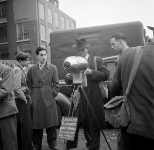 Straatfotograaf maakt American telephotos met zijn camera, Bestanddeelnr 191-0978