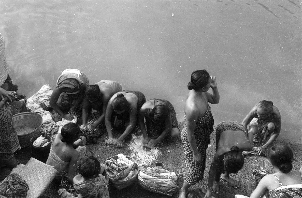 Straatbeelden Indonesische vrouwen bezig met wasgoed, Bestanddeelnr 3461