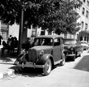 Straatbeeld met oldtimer, Bestanddeelnr 254-0741