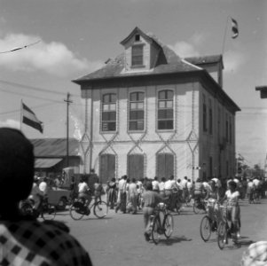 Straatbeelden, gebouwen, fietsers, Bestanddeelnr 250-8491
