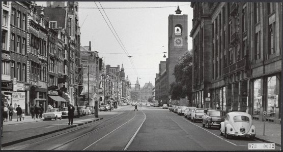 Straatbeelden, zomers, Damrak, Bestanddeelnr 073-0012