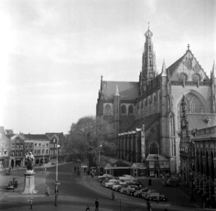 Straatbeelden, kerken, exterieur, auto, grote markt, Bestanddeelnr 254-3008