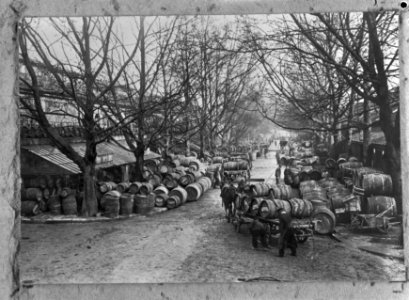 Straatbeelden, wijnvaten, arbeiders, Bestanddeelnr 252-9271