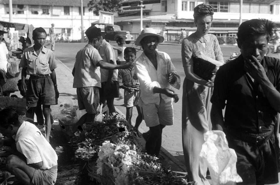 Straatbeelden. Een Nederlands vrouw koopt bloemen bij een bloemist, Bestanddeelnr 3446