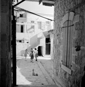 Straatbeeld in de kunstenaarskolonie bij Safad (Safed) met spelende kinderen, Bestanddeelnr 255-3990