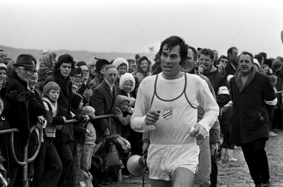 Strandloop AAC IJmuiden, winnaar elf kilometer Dirk de Bruin , tweede Evers, Bestanddeelnr 926-2596