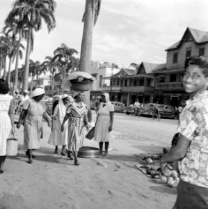 Straatbeeld in de Jodenbreestraat in Paramaribo, Bestanddeelnr 252-4972