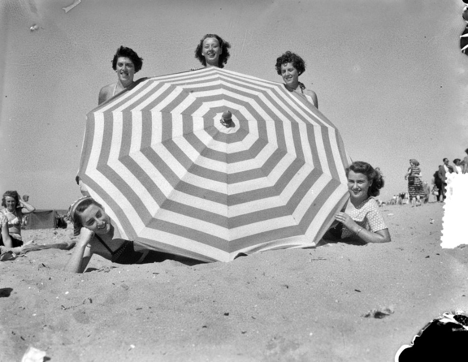 Strandplaatjes Scheveningen. Parasol en schonen, Bestanddeelnr 905-2640