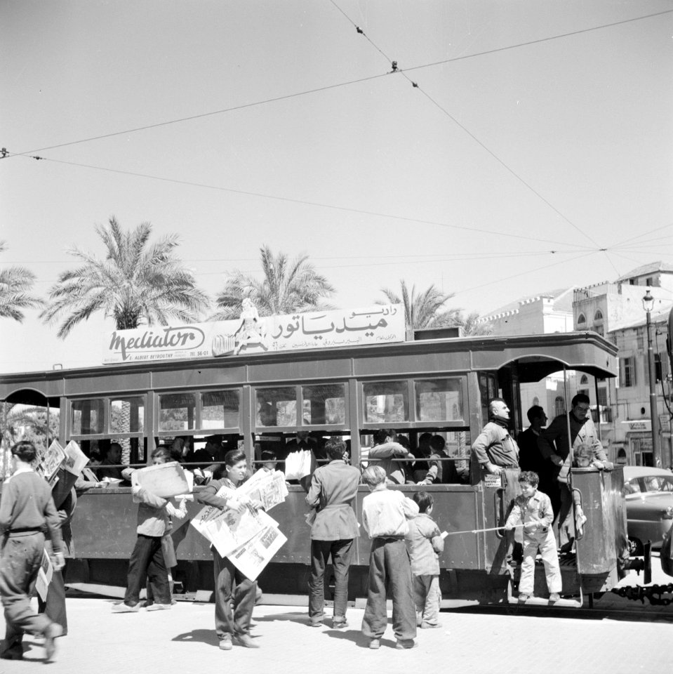 Straatbeeld in Beiroet met passagiers bij een tram, Bestanddeelnr 255-6217
