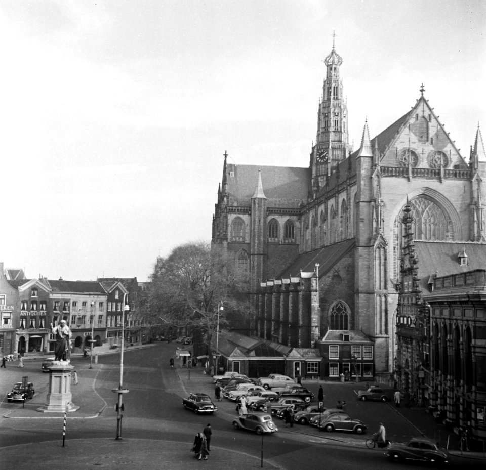Straatbeelden, kerken, exterieur, auto, grote markt, Bestanddeelnr 254-3010