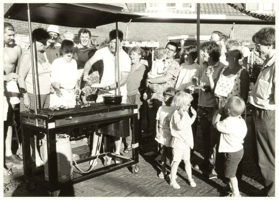 Straatfeest met barbecue in de Sparenbergstraat. NL-HlmNHA 54031340