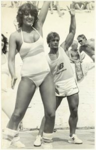 Strandrecreatie aerobic door de jeugd. NL-HlmNHA 54005739