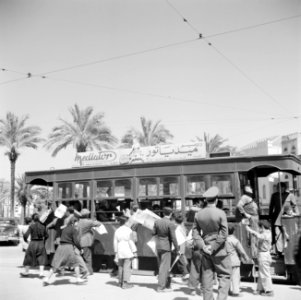 Straatbeeld in Beiroet met passagiers bij een tram, Bestanddeelnr 255-6216