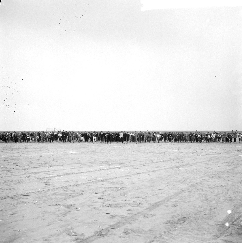Strandloop IJmuiden Bloemendaal IJmuiden, een gedeelte va de strandlopers, Bestanddeelnr 917-4544