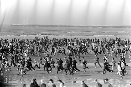 Strandloop AAC in IJmuiden, een grote mensenmassa op het strand, Bestanddeelnr 920-1122