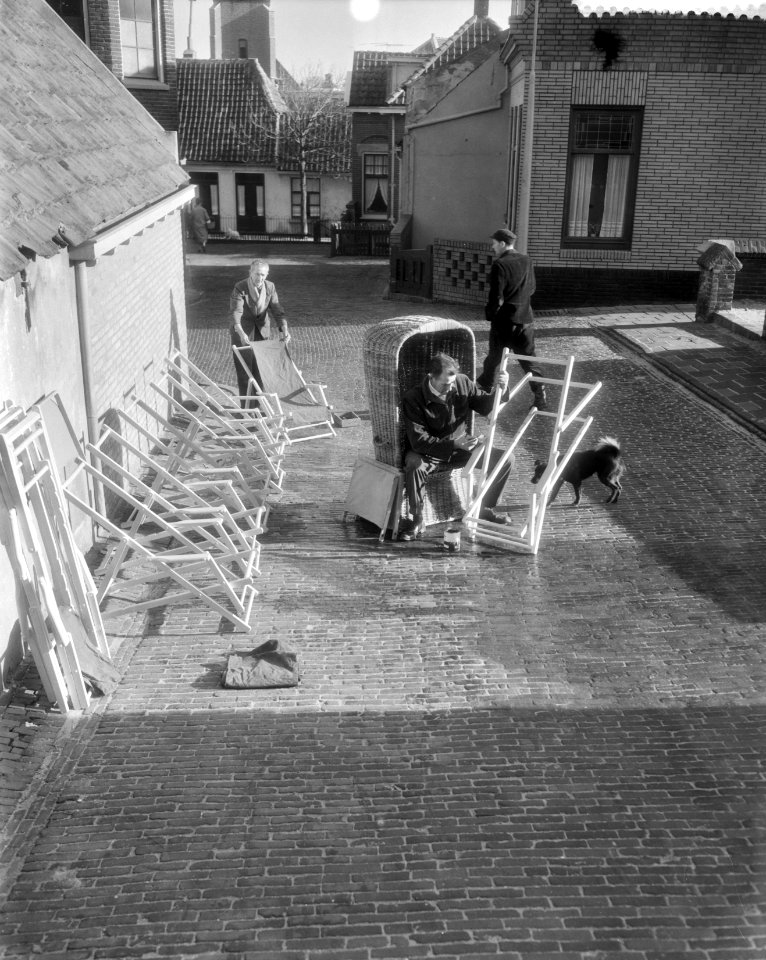 Strandhouders in Zandvoort schilderen hun strandstoelen o, Bestanddeelnr 910-1219