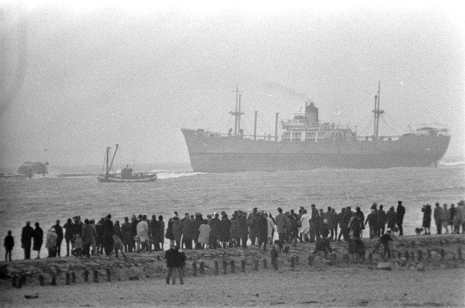 Stranding bij Hoek van Holland , duizenden mensen maakten er gebruik van te gaan, Bestanddeelnr 920-1716