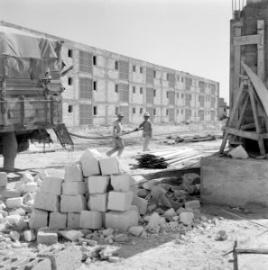 Straat met nieuwbouwwoningen - flats - in de stad Dimona bij de Dode zee. Arbeid, Bestanddeelnr 255-3559