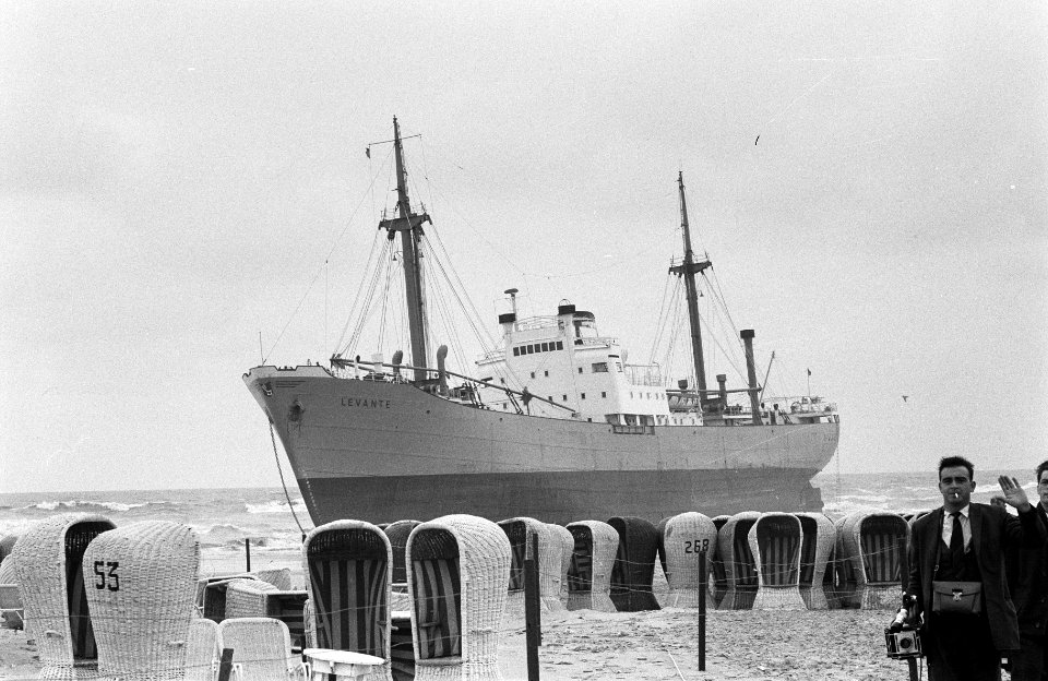 Stranding Levante op strand bij Hoek van Holland, Bestanddeelnr 912-9041